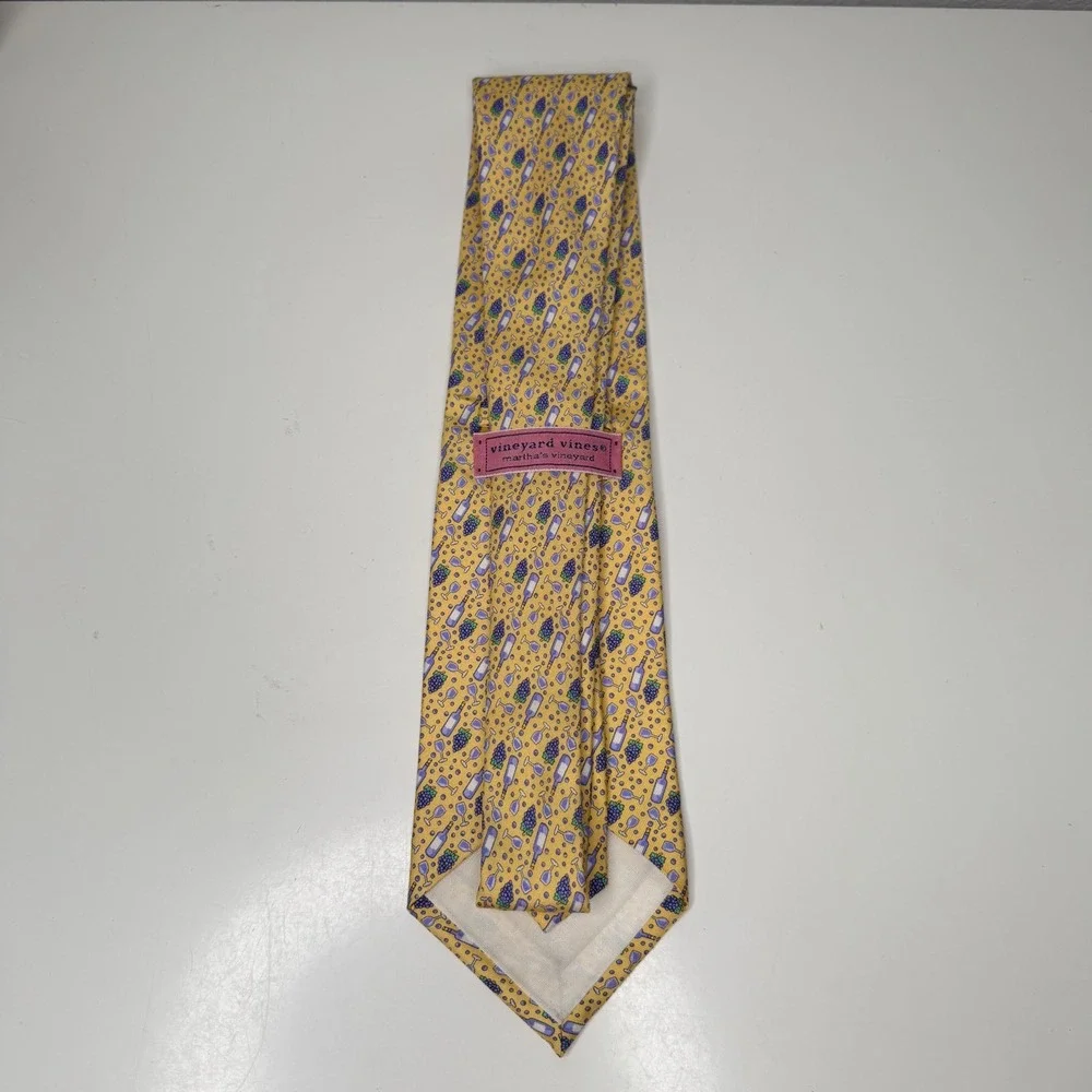 Vineyard Vines Silk Tie Mens Yellow Wine Bottle Grapes Preppy OS